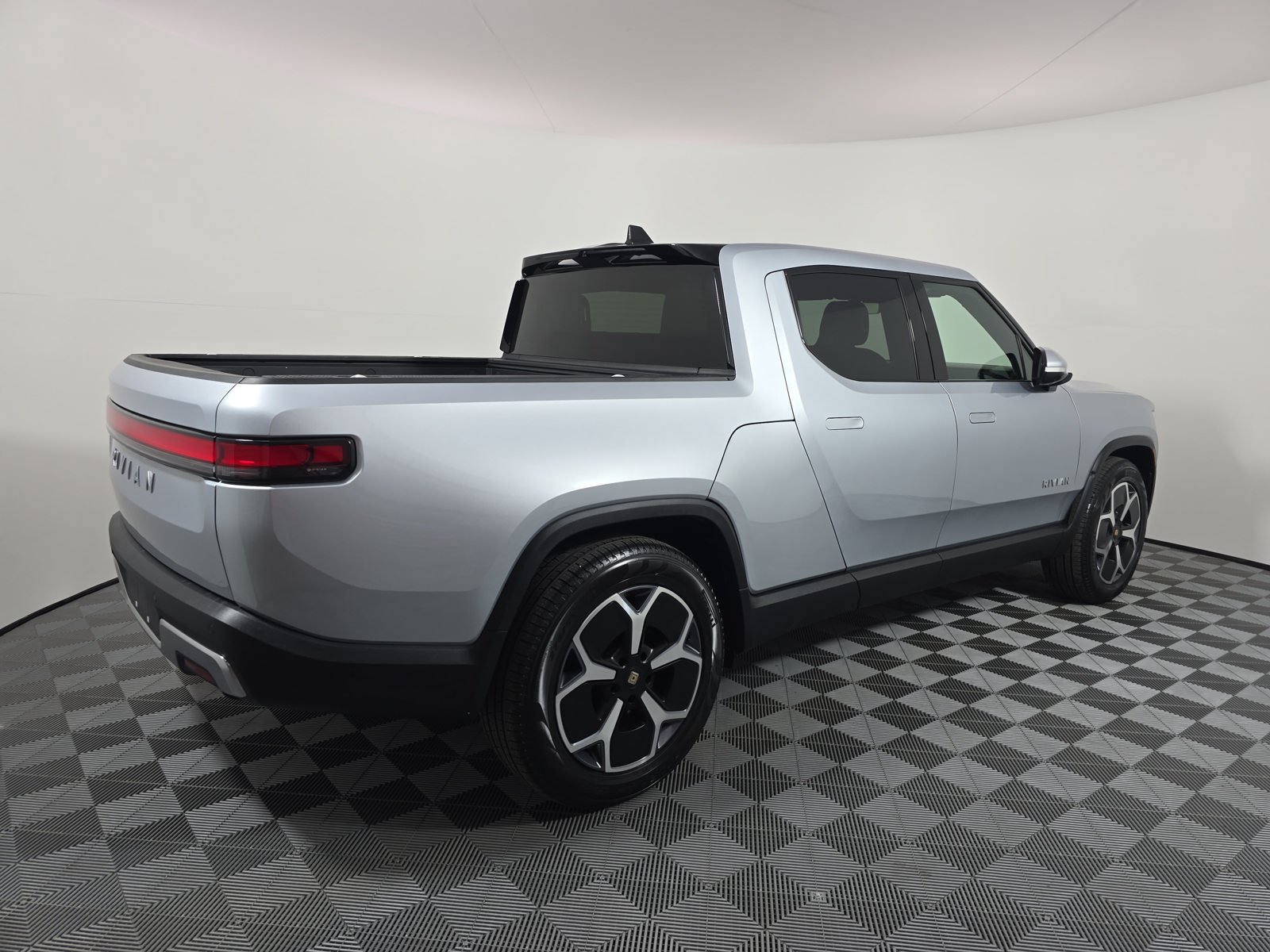 Used 2023 Rivian R1T Adventure Dual AWD/4WD image 5