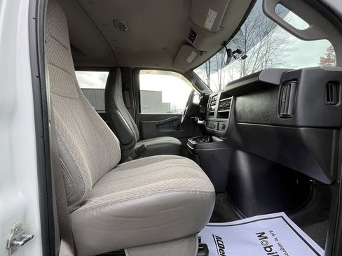 Used 2018 Chevrolet Express 2500 LT w/ LT Preferred Equipment Group image 18