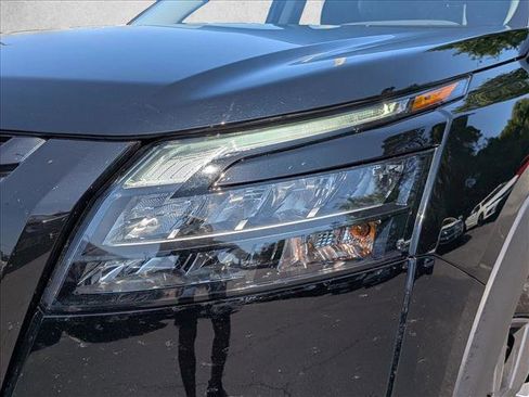 Used 2024 Nissan Pathfinder SV w/ SV Premium Package FWD image 2