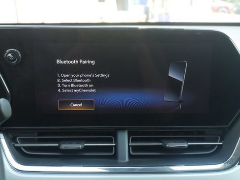 Used 2025 Chevrolet Trax LT FWD image 3