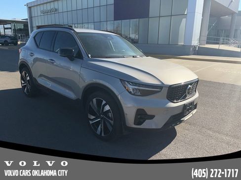 Certified 2025 Volvo XC40 B5 Plus image 3