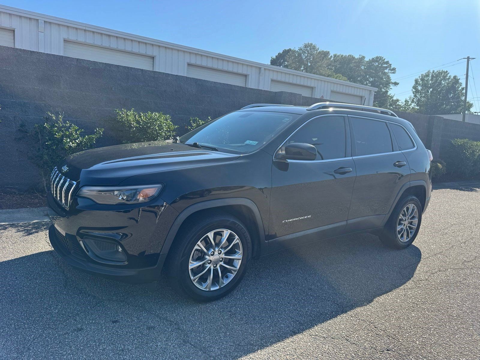 Used 2019 Jeep Cherokee Latitude Plus w/ Comfort/Convenience Group FWD image 2