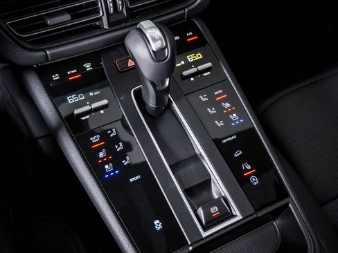 New 2026 Porsche Macan AWD/4WD image 24