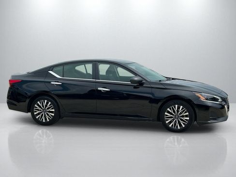 Used 2025 Nissan Altima 2.5 SV FWD image 4