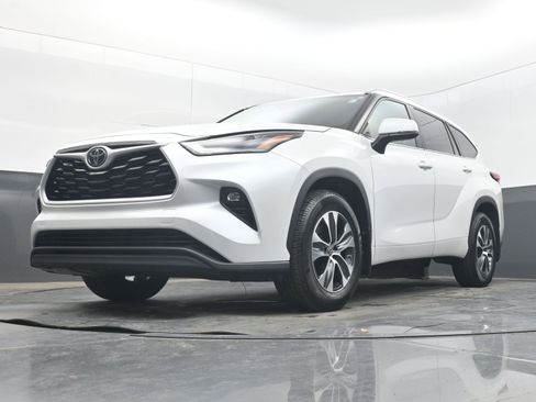 Used 2022 Toyota Highlander XLE AWD/4WD image 25