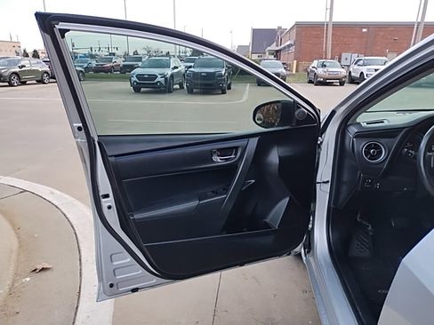 Used 2017 Toyota Corolla SE image 11