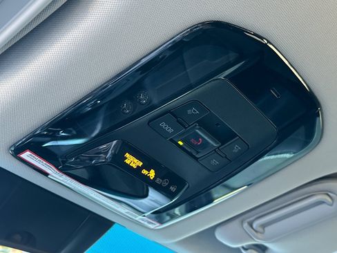 Used 2022 Toyota Venza LE image 24