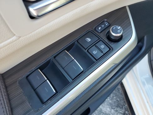 Used 2022 Toyota Sienna Platinum image 24