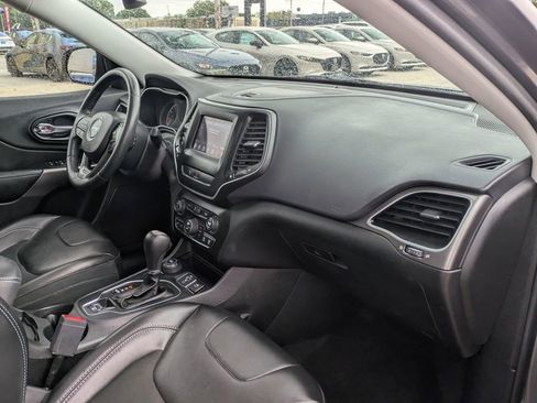 Used 2019 Jeep Cherokee Latitude Plus w/ Comfort/Convenience Group AWD/4WD image 30