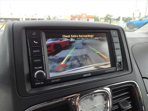 Used 2015 Chrysler Town & Country Touring w/ Driver Convenience Group FWD image 19