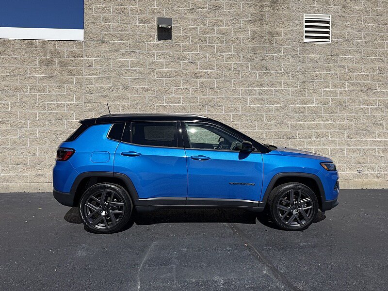 Used 2025 Jeep Compass Limited w/ Sun & Sound Group AWD/4WD image 2