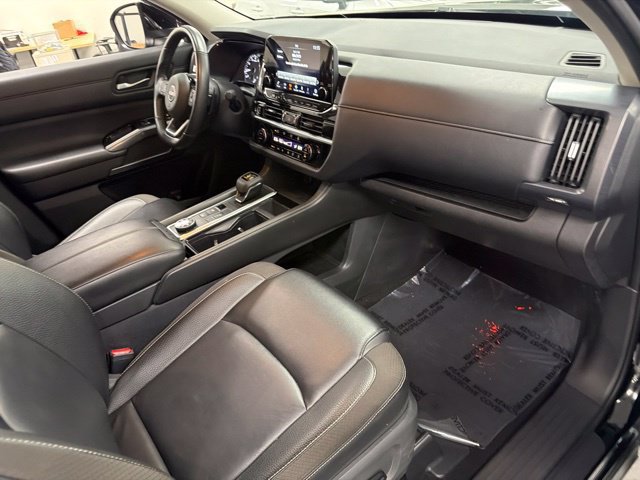 Used 2024 Nissan Pathfinder SL w/ Black Appearance Package AWD/4WD image 10