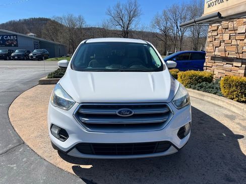 Used 2017 Ford Escape SE image 2