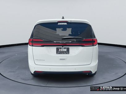 New 2027 Chrysler Pacifica Select w/ Family Tech Group