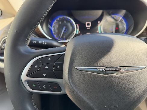 Used 2023 Chrysler Pacifica Limited FWD image 29