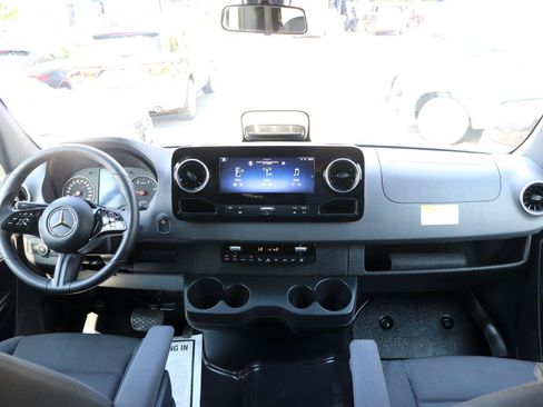 Used 2025 Mercedes-Benz Sprinter 2500 image 18