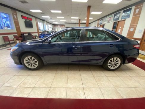Used 2015 Toyota Camry LE image 2