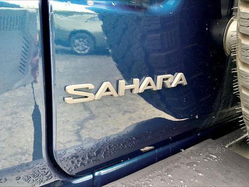 Certified 2025 Jeep Wrangler Sahara w/ Dual Top Group image 27