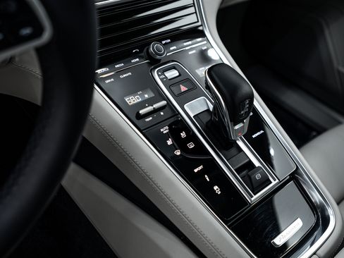 Certified 2017 Porsche Panamera image 15