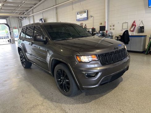 Used 2017 Jeep Grand Cherokee Altitude AWD/4WD image 2