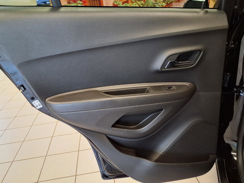 Used 2020 Chevrolet Trax LT w/ LT Convenience Package FWD image 17