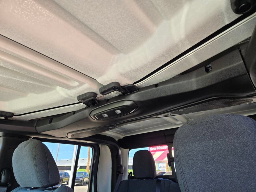 Used 2025 Jeep Gladiator Sport AWD/4WD image 11