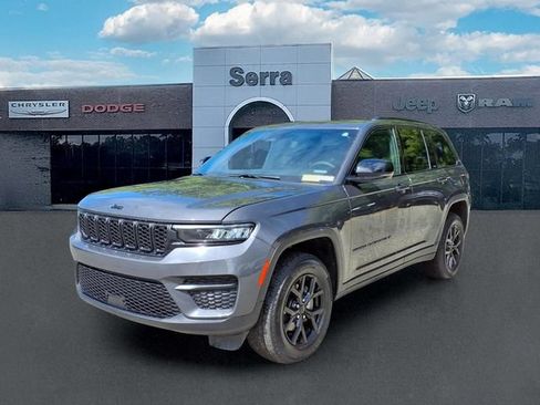 Used 2024 Jeep Grand Cherokee Altitude AWD/4WD image 3