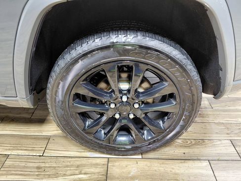 Used 2020 Jeep Grand Cherokee Altitude AWD/4WD image 9