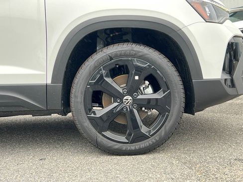 New 2025 Volkswagen Taos SE image 7