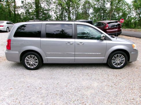 Used 2014 Chrysler Town & Country Touring-L w/ Driver Convenience Group FWD image 6