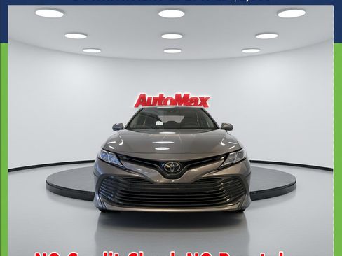 Used 2018 Toyota Camry LE image 2
