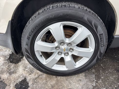 Used 2017 Chevrolet Traverse LT w/ Style and Technology Package image 12