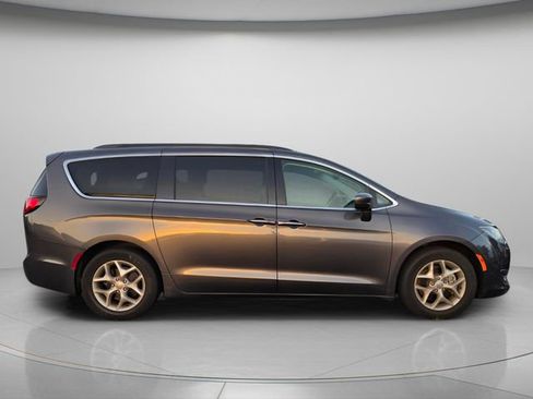 Used 2019 Chrysler Pacifica Touring Plus w/ Tire & Wheel Group FWD image 5