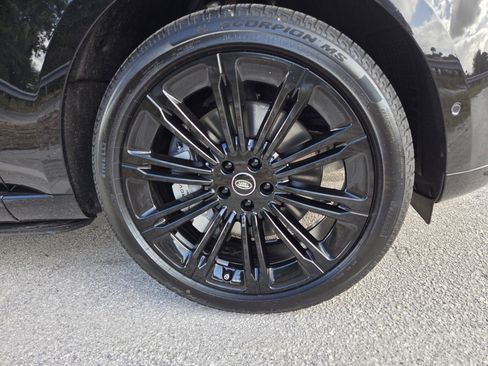 New 2025 Land Rover Range Rover Long Wheelbase SE image 9