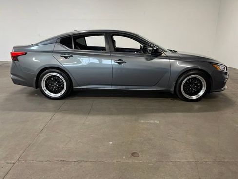 Used 2019 Nissan Altima 2.5 SR w/ SR Premium Package FWD image 2
