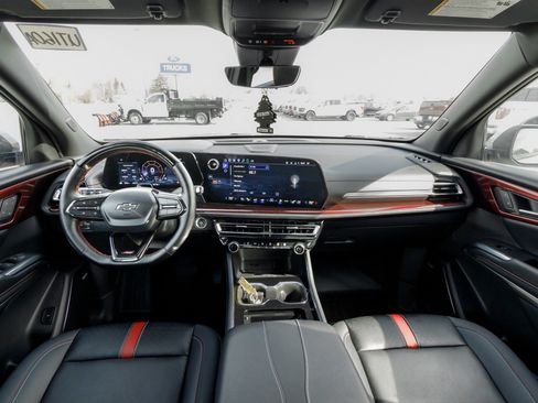 Used 2025 Chevrolet Traverse RS image 11