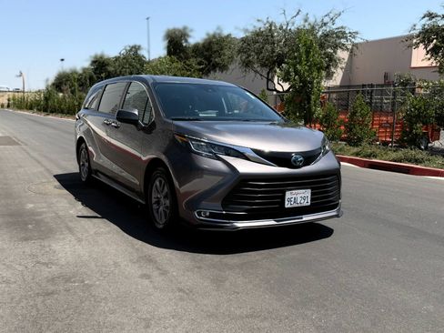 Used 2022 Toyota Sienna XLE FWD image 5