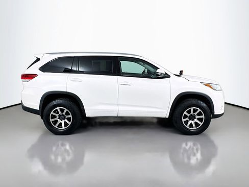 Used 2017 Toyota Highlander XLE AWD/4WD image 4