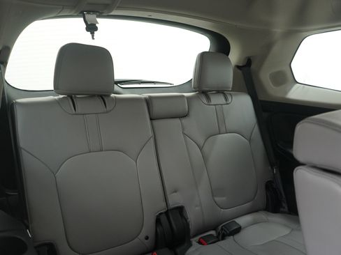 Used 2025 Honda Pilot Touring image 12