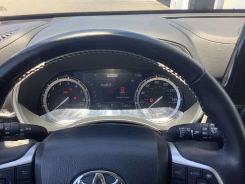 Used 2022 Toyota Highlander XLE AWD/4WD image 16