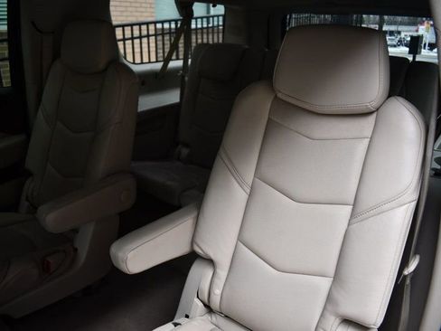 Used 2017 Cadillac Escalade ESV Luxury image 44