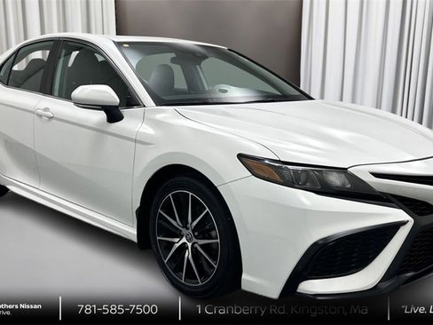 Used 2023 Toyota Camry SE image 3