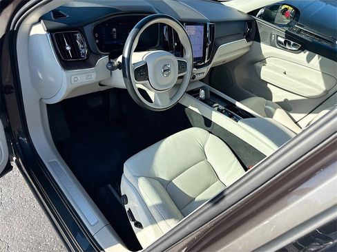 Used 2022 Volvo XC60 B5 Momentum image 25