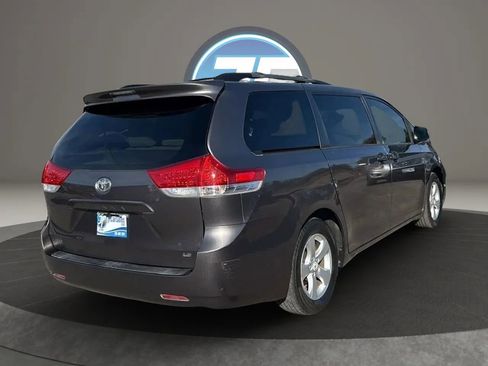 Used 2012 Toyota Sienna LE image 3