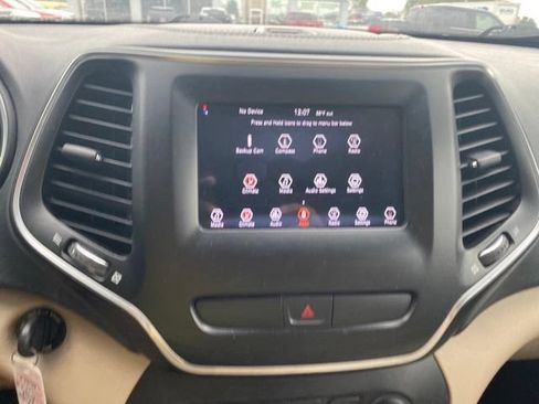 Used 2019 Jeep Cherokee Latitude FWD image 21