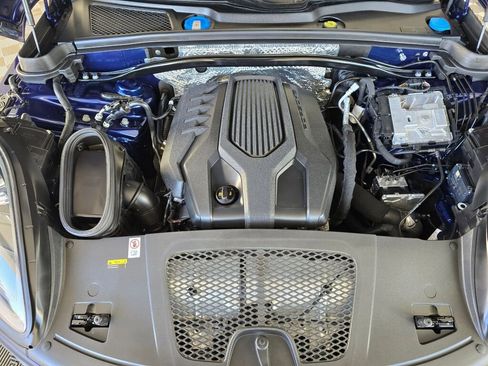 Used 2023 Porsche Macan image 12