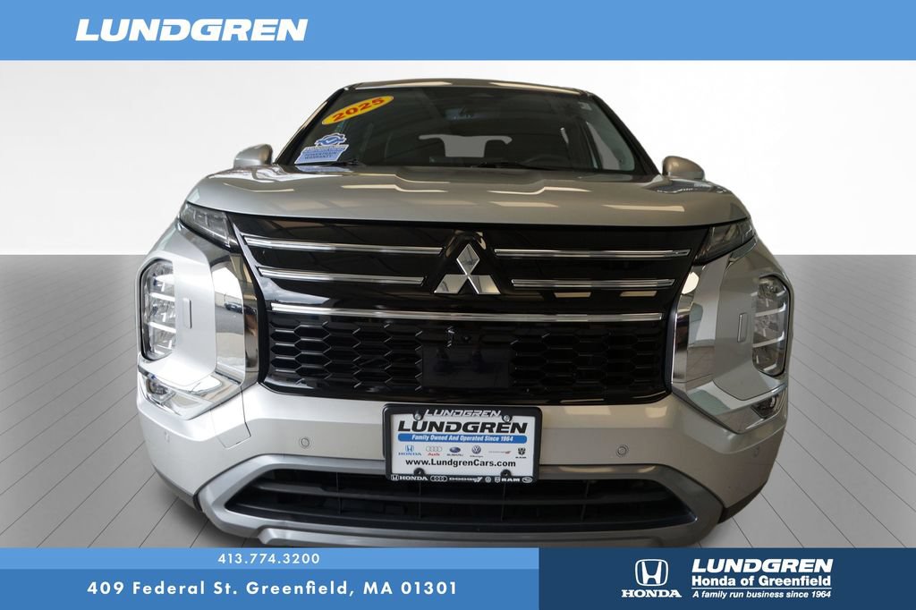 Used 2025 Mitsubishi Outlander AWD image 2