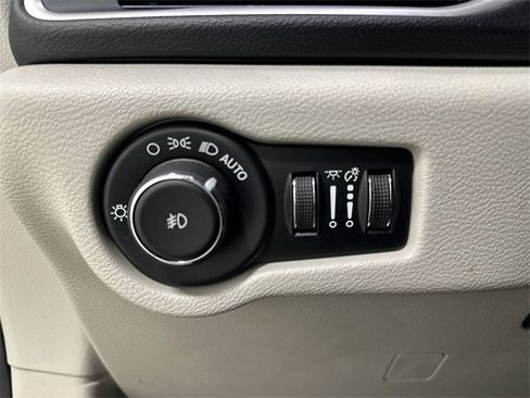 Used 2020 Chrysler Pacifica Touring-L image 19