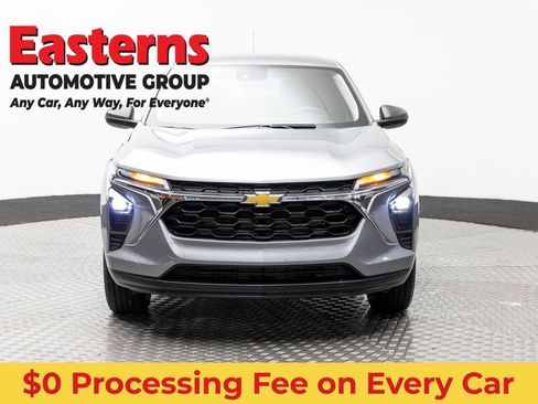 Used 2024 Chevrolet Trax LS w/ Driver Confidence Package FWD image 2