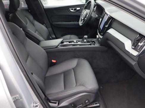 Used 2025 Volvo XC60 B5 Plus image 36